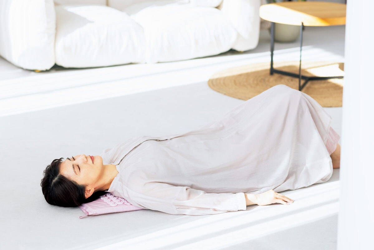 就寝前の20 分、このスパイク付きのマットに寝転がるのが習慣。