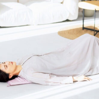 就寝前の20 分、このスパイク付きのマットに寝転がるのが習慣。