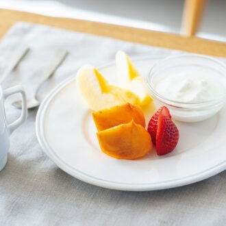 朝は無糖のヨーグルトと季節のフルーツ数種類、時間があればお味噌汁を飲むのが定番。