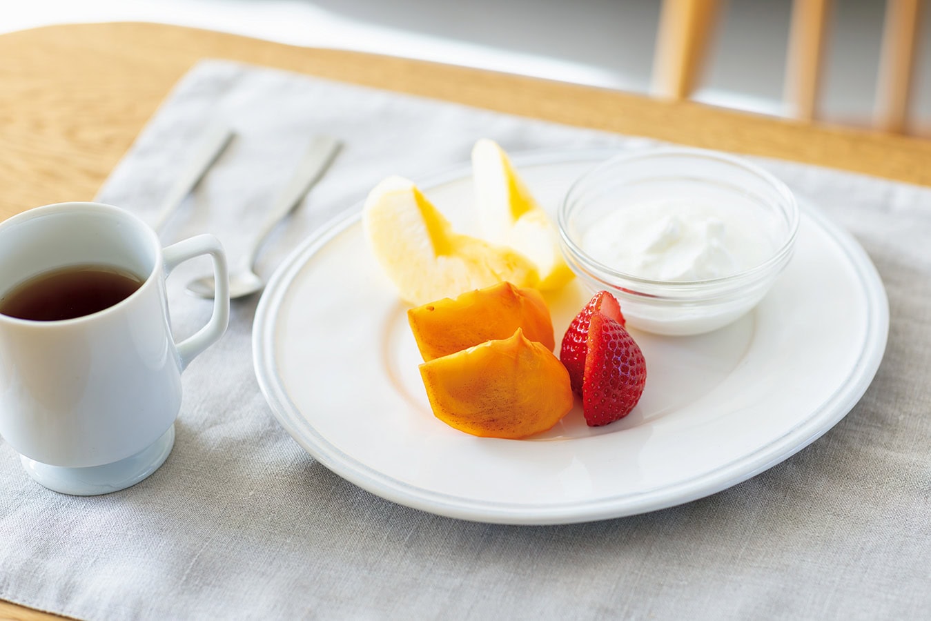 朝は無糖のヨーグルトと季節のフルーツ数種類、時間があればお味噌汁を飲むのが定番。