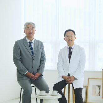 (右)産婦人科専門医の寺内 公一 先生 と、(左) キッコーマンニュートリケア・ジャパン株式会社 開発部長/薬剤師 和泉 亨(いずみ・とおる)さん