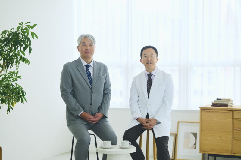 (右)産婦人科専門医の寺内 公一 先生 と、(左) キッコーマンニュートリケア・ジャパン株式会社 開発部長/薬剤師 和泉 亨(いずみ・とおる)さん