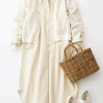 カポック混 長袖ワンピース¥6,990、中に着たボーダーカットソー¥1,290/ともに無印良品(無印良品 銀座)、シューズとかごバッグ/スタイリスト私物