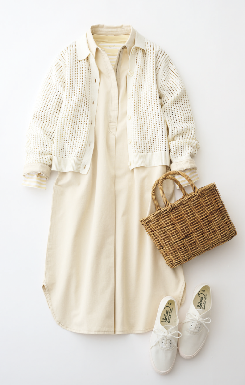 カポック混 長袖ワンピース¥6,990、中に着たボーダーカットソー¥1,290/ともに無印良品(無印良品 銀座)、シューズとかごバッグ/スタイリスト私物