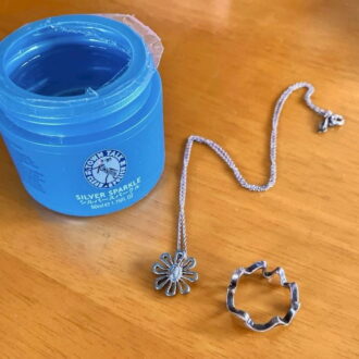 長らく磨いていない、黒ずんでしまったシルバーアクセサリーが
