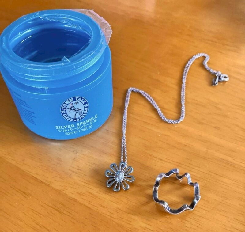 長らく磨いていない、黒ずんでしまったシルバーアクセサリーが