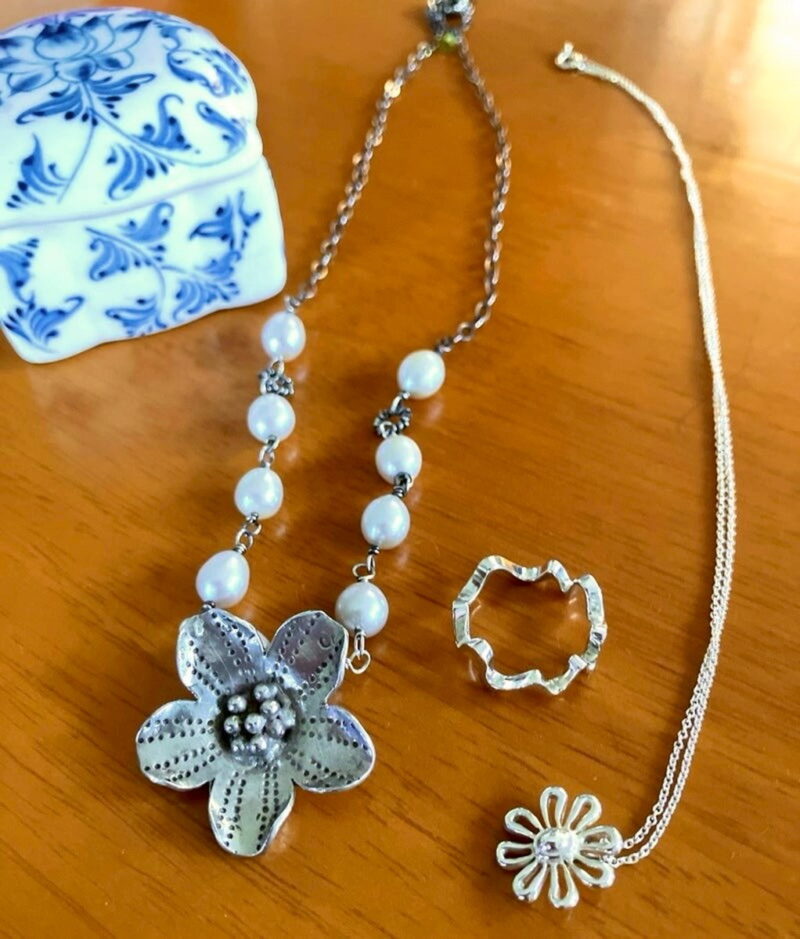 「①液に2分ほどつけてる→②ピンセットで取り出す→③ブラシでこすって水ですすぐ→④クロスで磨く」の工程を経てピカピカに。