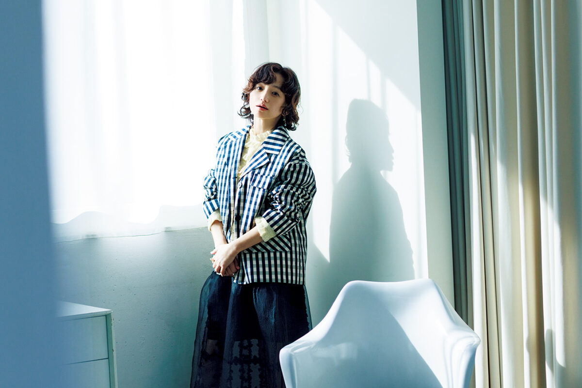 ブラウス¥79,200 /シー ニューヨーク(エスアンドティ)、ジャケット¥52,800、スカート¥46,200/ともにバウム ウンド へルガーテン(エスアンドティ)、ピアス(参考価格)/マキササキジュエリー、ネックレス¥33,000/マサナ、リング¥23,760/ノムグ