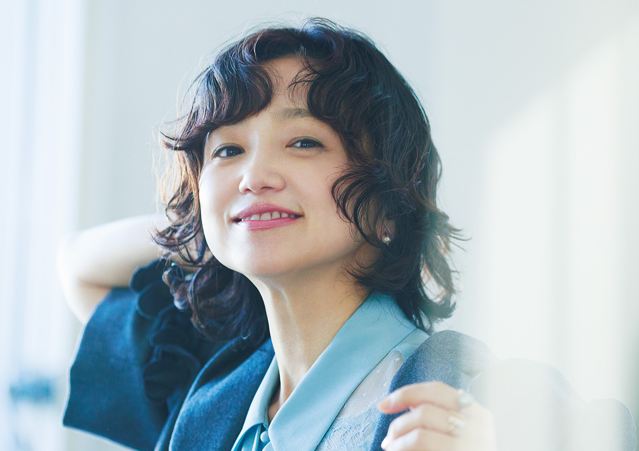 ブラウス¥85,800、ジャケット¥165,000／ともにケイタマルヤマ、ピアス¥82,500、リング左人差し指¥157,300、中指¥158,400、小指¥88,000 ／すべてヒロタカジュエリー（ヒロタカ 表参道ヒルズ）