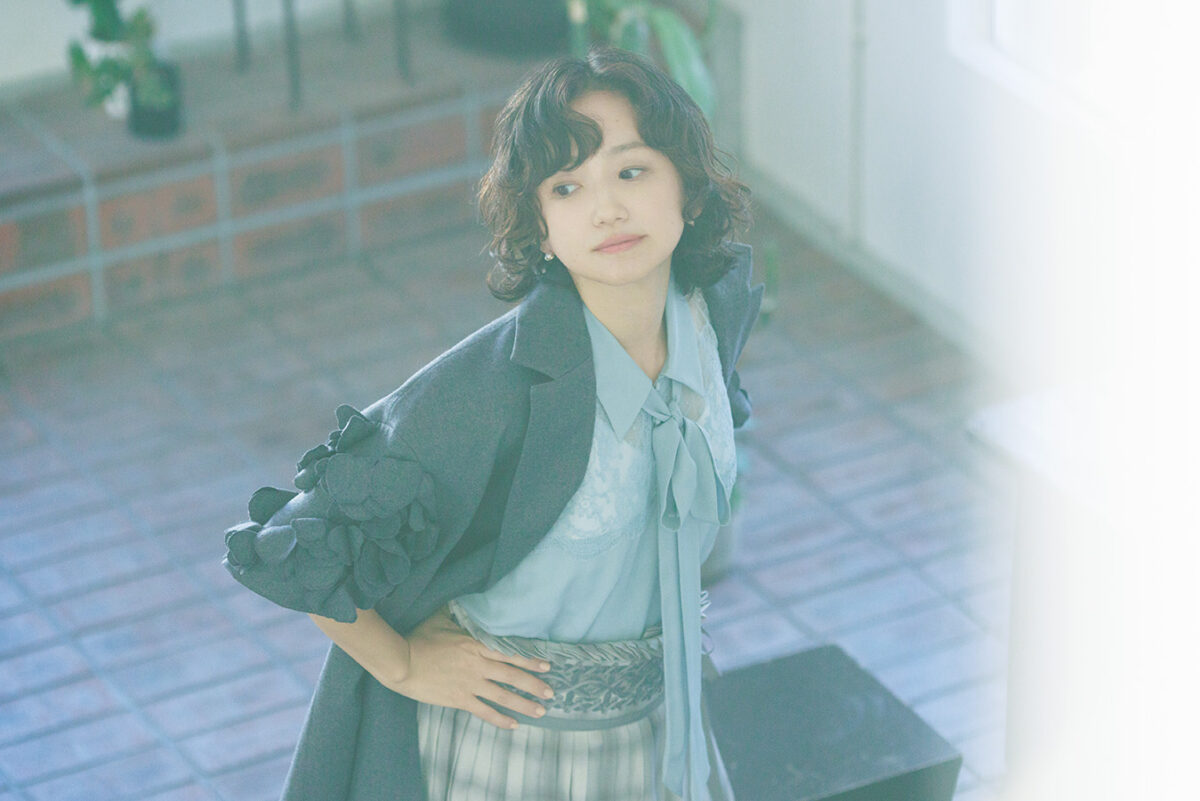 レースブラウス¥85,800、ジャケット¥165,000、スカート¥132,000 /すべてケイタマルヤマ、ピアス¥82,500 /ヒロタカジュエリー(ヒロ タカ 表参道ヒルズ)