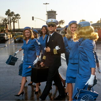 パイロットになりすまして小切手詐欺を働く主人公。『キャッチ・ミー・イフ・ユー・キャン』TM & ©2002 DreamWorks LLC. All Rights Reserved.