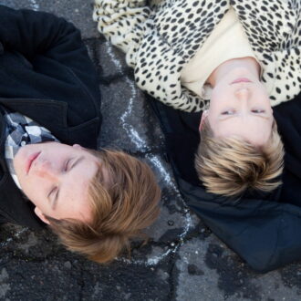 ガス・ヴァン・サント監督による独特な美しさを放つラブストーリー。『永遠の僕たち』© 2011 Columbia Pictures Industries, Inc. All Rights Reserved.