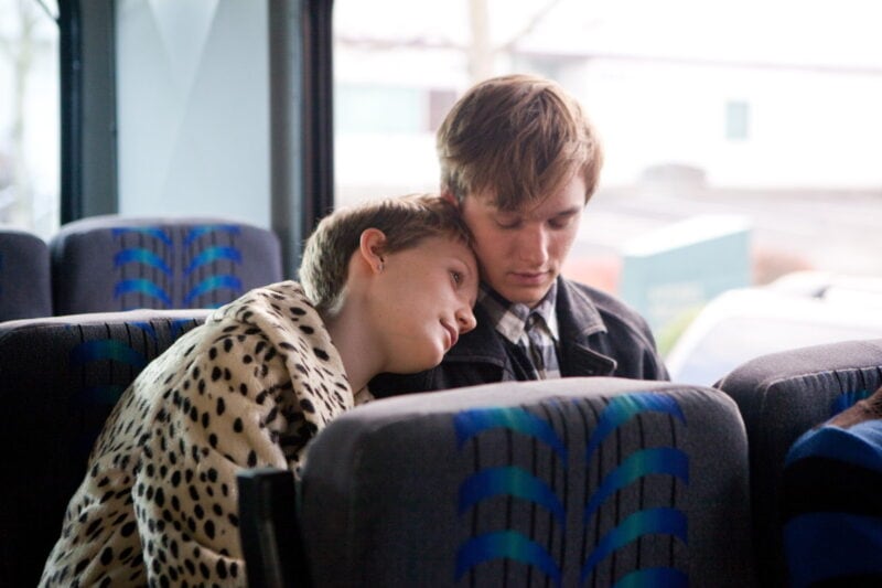 ヘンリー・ホッパーとミア・ワシコウスカの瑞々しい演技が光る。『永遠の僕たち』© 2011 Columbia Pictures Industries, Inc. All Rights Reserved.