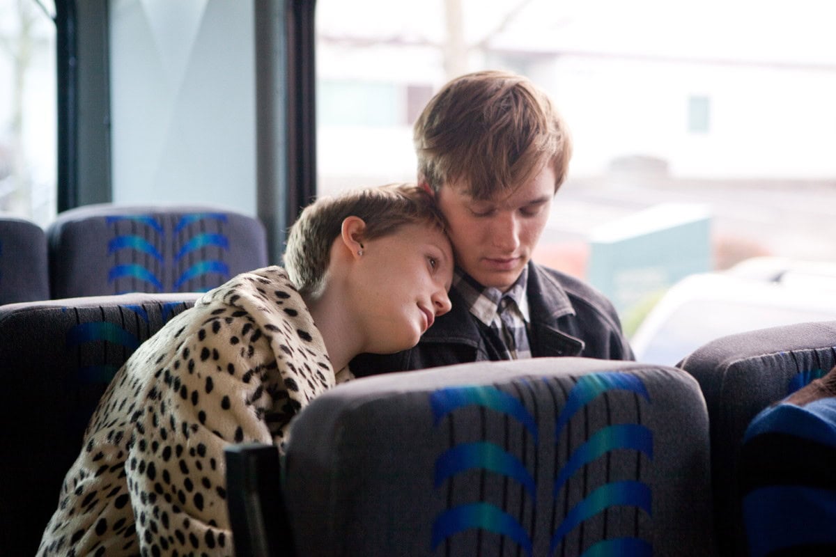 ヘンリー・ホッパーとミア・ワシコウスカの瑞々しい演技が光る。『永遠の僕たち』© 2011 Columbia Pictures Industries, Inc. All Rights Reserved.