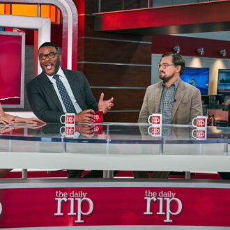 現実を直視せずエンタメとして消費する社会を痛烈に皮肉った作品。Netflix映画『ドント・ルック・アップ』独占配信中