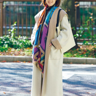 アウター、トップス、パンツ／ともにプレインピープル、バッグ／ザ・パース、靴／パトリツィア ボンファンティ、ストール／ファリエロ サルティ