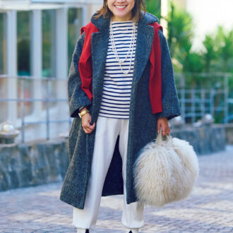 occupation プラスオトハ ディレクター name 高平英里さん height 152cm 赤、白、紺のトリコロールカラーを、ダークグレーのロングコートで引き締めるフレンチシックな装い。 ファー小物やパールネックレスで華やかさを添えながら、美シルエットのスウェットパンツで適度な抜け感を演出。 アウター、パンツ/ともにプラスオトハ、トップス/セントジェームス、バッグ/アニタビラルディ、シューズ/ザラ、サングラス/オリバーピープル