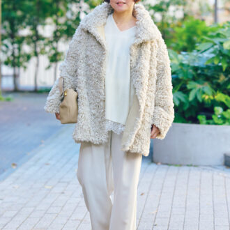 occupation イエナ プレス name 小林美紀さん height 160cm ボリューミーなファーコートに、しなやかなニットとレースのキャミソールをレイヤード。「パンツは光沢感のあるアイテムを選びました」。 異なる素材を組み合わせることで奥行きが生まれ、ファッション性もワンランクアップ。 アウター、トップス、パンツ/ともにイエナ、キャミソール/エリテ、バッグ/プンティ、シューズ/マルタン・マルジェラ