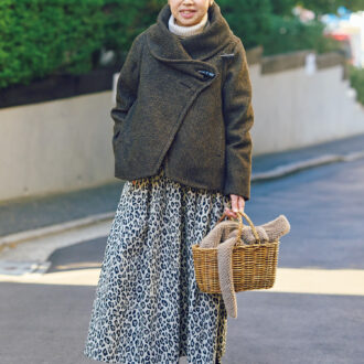 occupation ハリス プレス name 三好和美さん height 157cm 派手な印象になりがちなヒョウ柄は、全体のトーンをおさえてナチュラルに。 「ショート丈のアウターで上半身をコンパクトにまとめ、メリハリを出すのがポイントです」。 通年愛用しているかごバッグは、冬仕様にアレンジ。 アウター/ラプレ、トップス/ル シェル ド ハリス、スカート/ハリス×ケイコ オカモト、バッグ/ハリス、シューズ/トリッペン