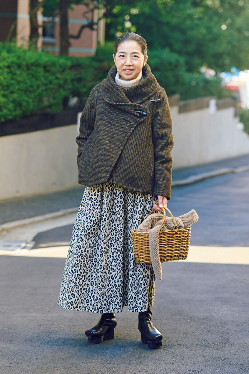 occupation ハリス プレス name 三好和美さん height 157cm 派手な印象になりがちなヒョウ柄は、全体のトーンをおさえてナチュラルに。 「ショート丈のアウターで上半身をコンパクトにまとめ、メリハリを出すのがポイントです」。 通年愛用しているかごバッグは、冬仕様にアレンジ。 アウター/ラプレ、トップス/ル シェル ド ハリス、スカート/ハリス×ケイコ オカモト、バッグ/ハリス、シューズ/トリッペン