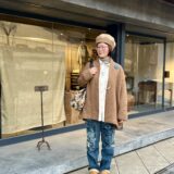 【関西スナップ】キャメル×ネイビーで決める50代のデニムコーデ。手しごとの冴える天然素材で格上げ！