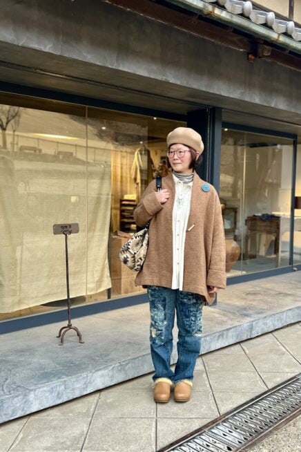 【関西スナップ】キャメル×ネイビーで決める50代のデニムコーデ。手しごとの冴える天然素材で格上げ！