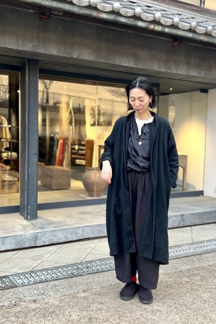 【関西スナップ】シルクシャツとゴールドアクセで、しっかりツヤ感のある着こなしに