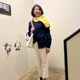 【京都スナップ】ネイビー×ホワイトの大人の鉄板コーデに、明るい挿し色を足して春気分♪