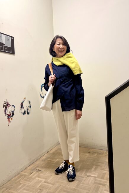 【京都スナップ】ネイビー×ホワイトの大人の鉄板コーデに、明るい挿し色を足して春気分♪