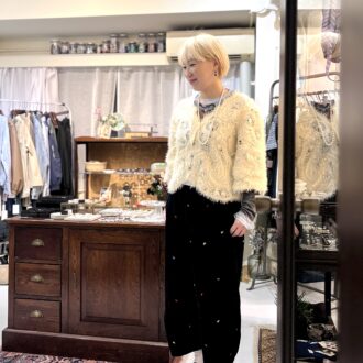 【京都スナップ】騙し絵柄のシアーなカットソーとスパンコールニットの重ね着がインパクト大