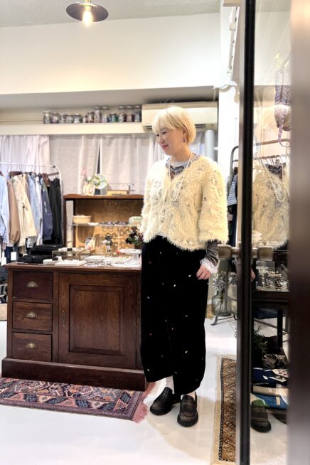 【京都スナップ】騙し絵柄のシアーなカットソーとスパンコールニットの重ね着がインパクト大