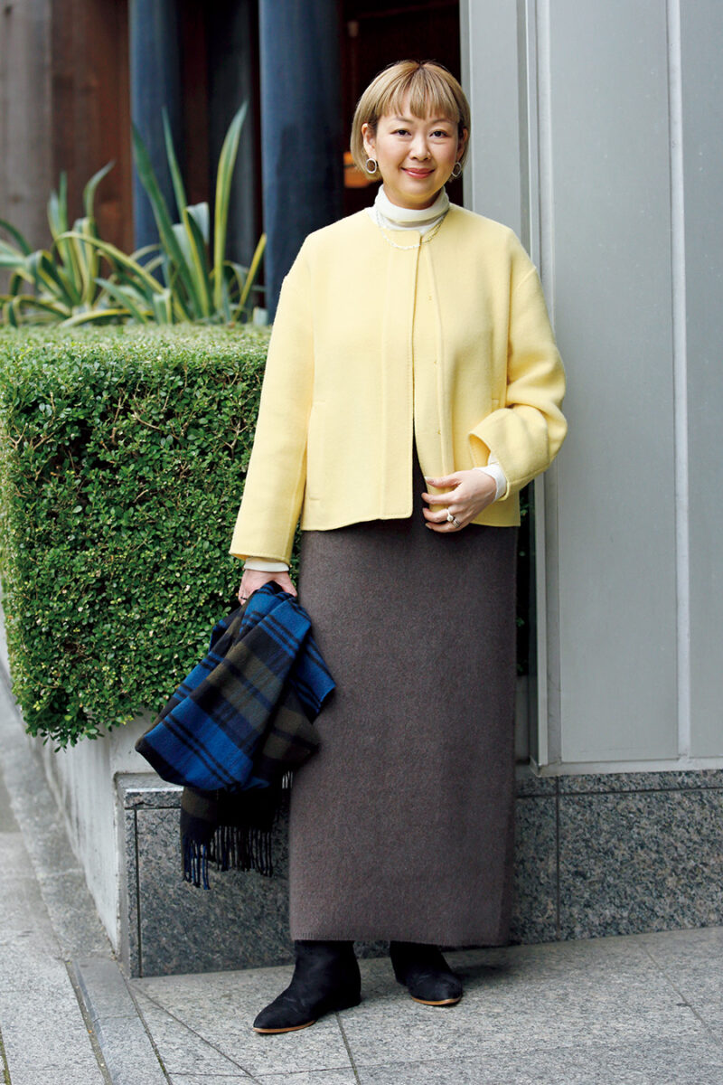 アウター/イネド、トップス/マイ ウィークネス、スカート/イヴォン、バッグ/クリスチャン ヴィラ、シューズ/バンヤードストーム、ストール/ジョンストンズ