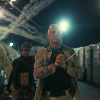 宿敵を演じたショーン・ペンが怪演。『ワン・バトル・アフター・アナザー』© 2025 Warner Bros. Entertainment Inc. and Domain Pictures, LLC. All Rights Reserved.