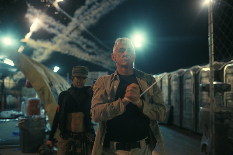 宿敵を演じたショーン・ペンが怪演。『ワン・バトル・アフター・アナザー』© 2025 Warner Bros. Entertainment Inc. and Domain Pictures, LLC. All Rights Reserved.