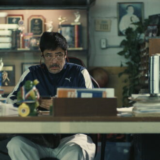 空手道場の“センセイ”役は、ベニチオ・デル・トロ。『ワン・バトル・アフター・アナザー』© 2025 Warner Bros. Entertainment Inc. and Domain Pictures, LLC. All Rights Reserved.