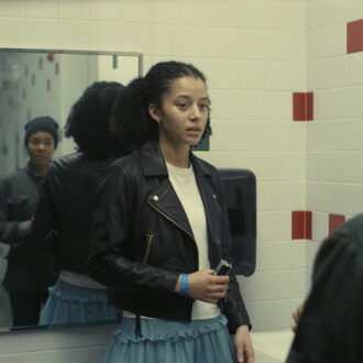 娘のウィラを演じるチェイス・インフィニティ。『ワン・バトル・アフター・アナザー』© 2025 Warner Bros. Entertainment Inc. and Domain Pictures, LLC. All Rights Reserved.