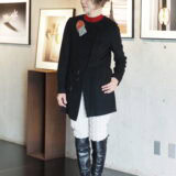 【スナップ】挿し色＆小物使いのセンスに脱帽！ 感度の高い大人のモノトーンコーデ