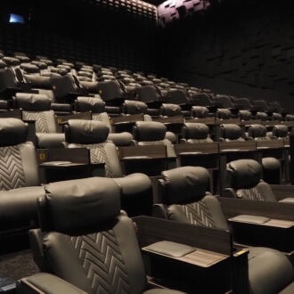 「もう普通の映画館には戻れない！」 50代がときめく“新感覚”のシネマ体験を新宿で！