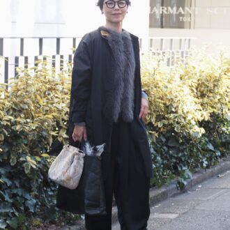 【スナップ】1泊2日の旅コーデを拝見！ 重く見えない異素材ミックスの作り方