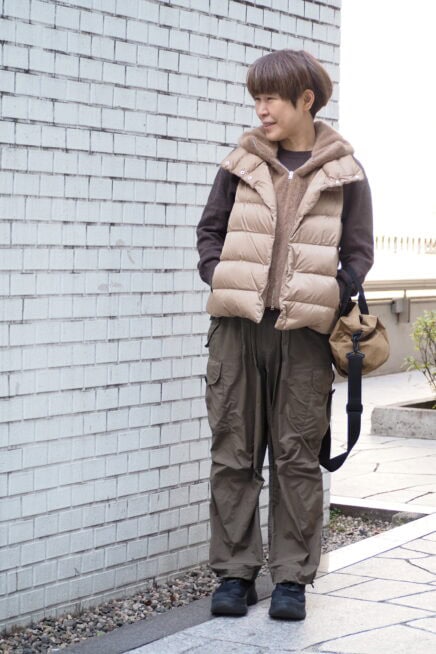 【スナップ】軽くて暖かい50代のミリタリーコーデ “ブラウン合わせ”でトレンド感アップ！