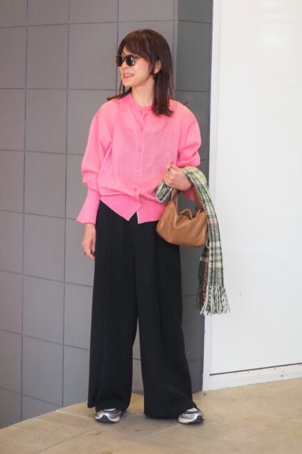 【スナップ】きれい色カーデで春を先取り！ 黒合わせで甘さを中和するテクニックも必見