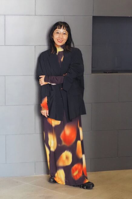 【スナップ】派手柄ワンピ×変形ジャケットで魅せる！ おしゃれ上級者のオンリーワンの着こなし