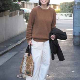 【スナップ】“とっておき小物”にときめく♡ 白×ブラウンのシンプルコーデ 