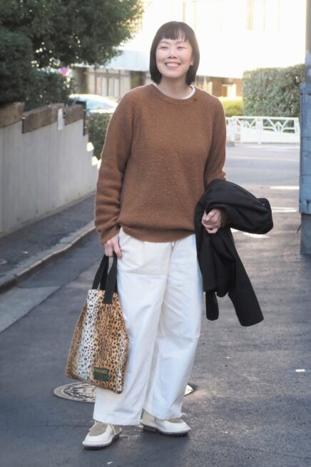 【スナップ】“とっておき小物”にときめく♡ 白×ブラウンのシンプルコーデ 