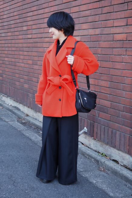 【スナップ】50代の「冬映えコーデ」に熱視線♡ 原色コートで地味見えを回避！