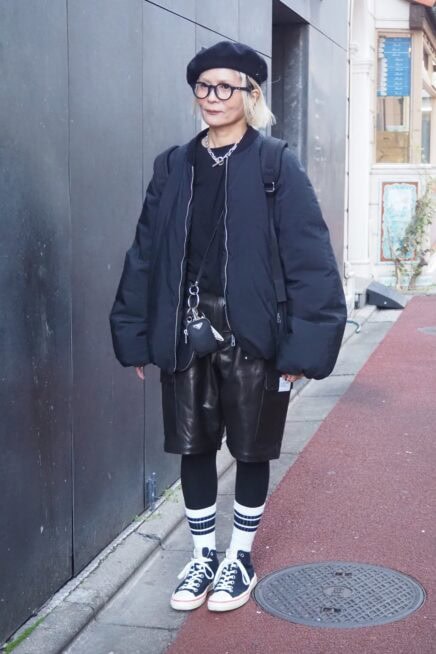 【スナップ】オールブラックなのに重くない！ モードな雰囲気をまとうアクティブコーデ