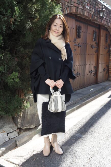 【スナップ】小柄な50代の洗練コーデを拝見！ 「23区」のポンチョコートでおしゃれを格上げ