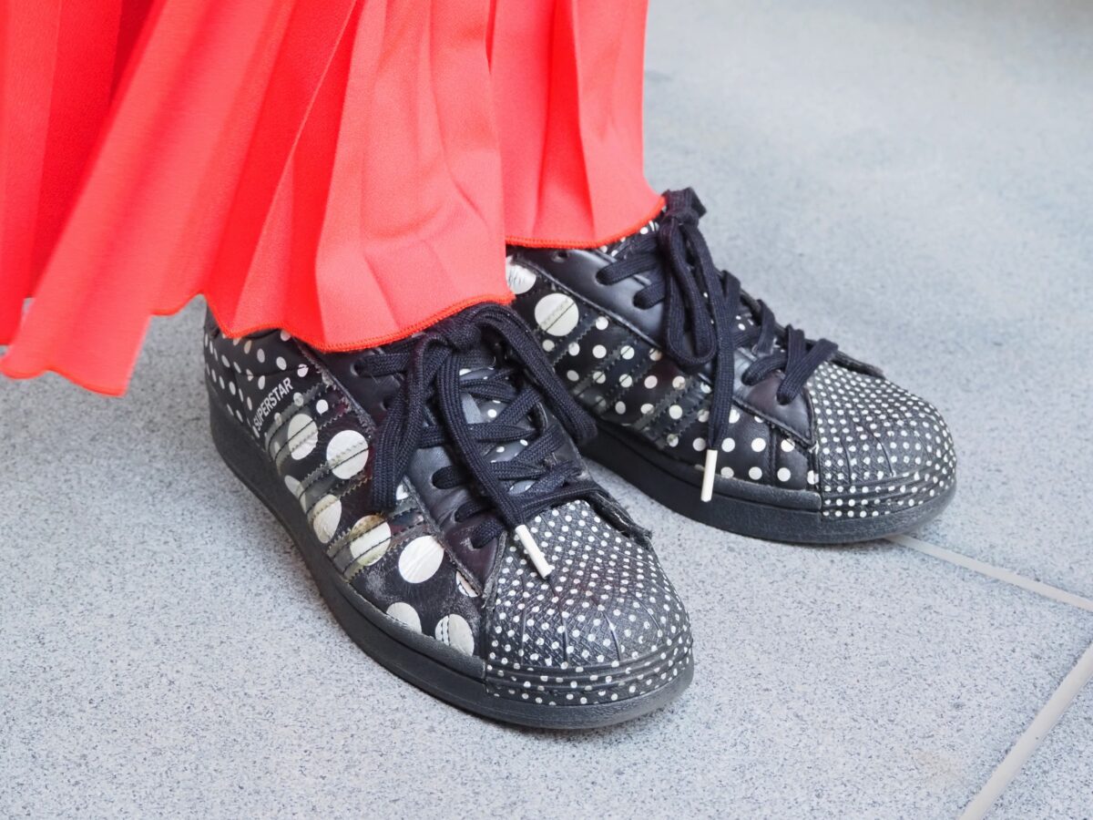 アディダスのドットスニーカー