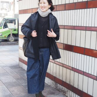 【スナップ】50代こそ参考にしたい！ 挿し色をきかせたデニムコーデ