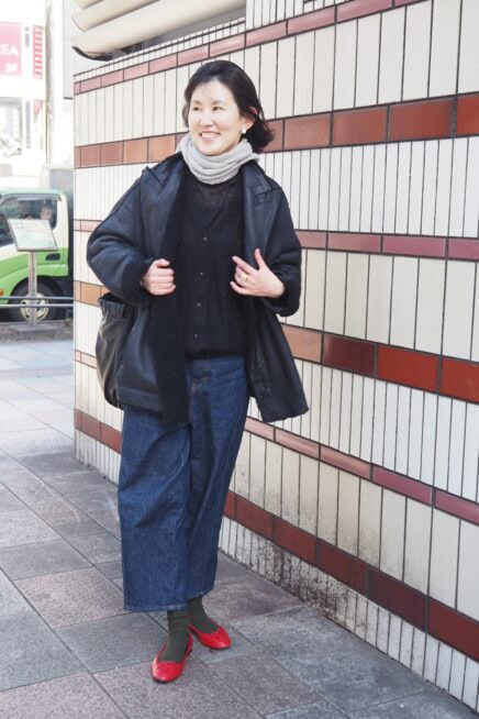 【スナップ】50代こそ参考にしたい！ 挿し色をきかせたデニムコーデ